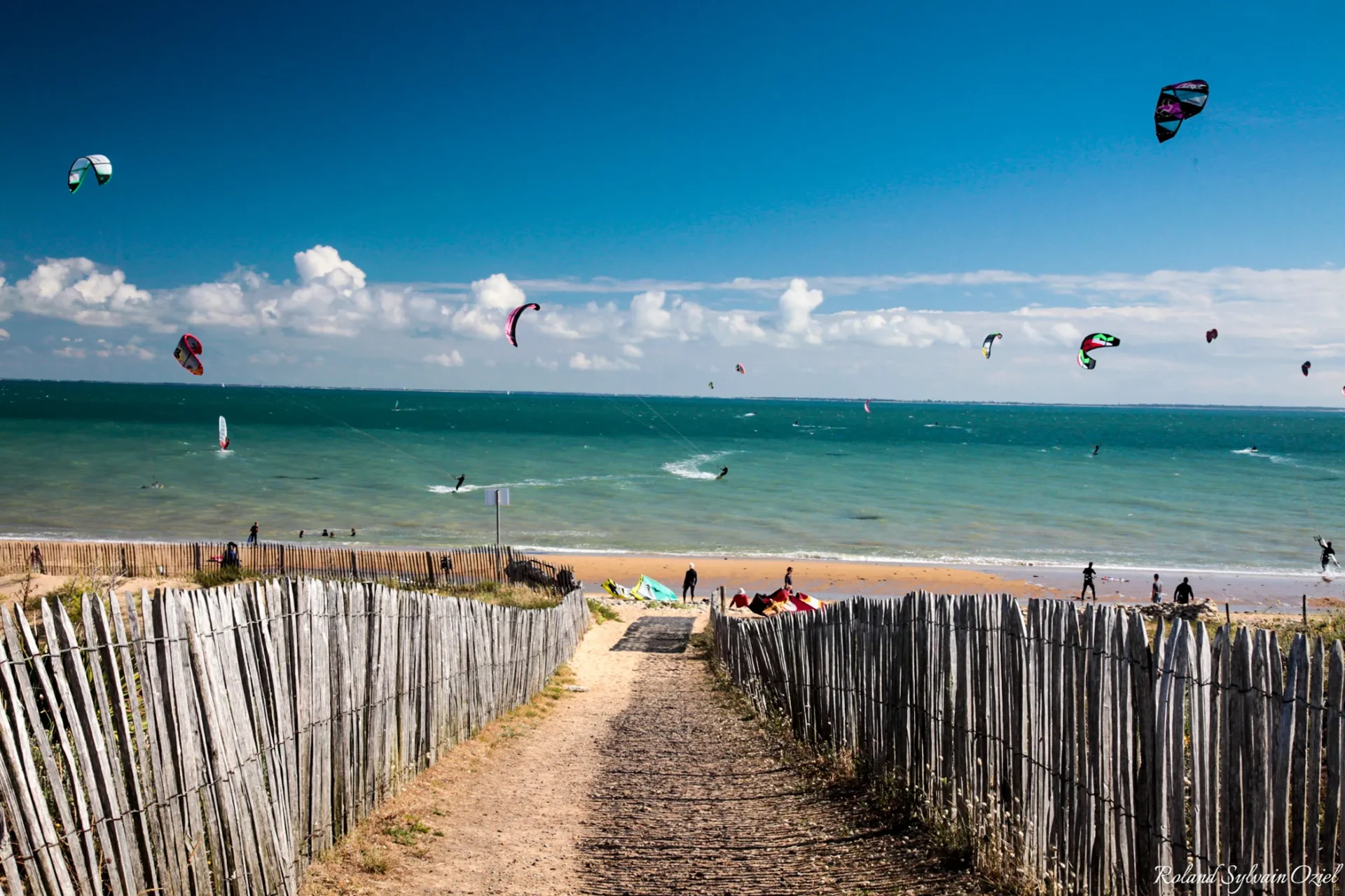 Plage de La Tranche-sur-Mer avec activités nautiques et ambiance estivale

