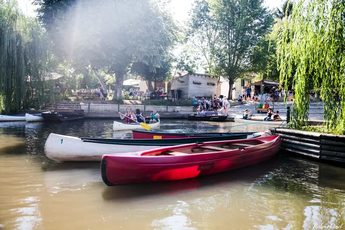 Canoë et embarcadère sur la Venise verte en Vendée