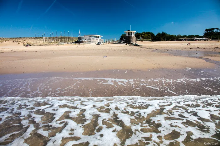 La plage de Brétignolles-sur-mer les pieds dans l'eau et face au poste de secours
