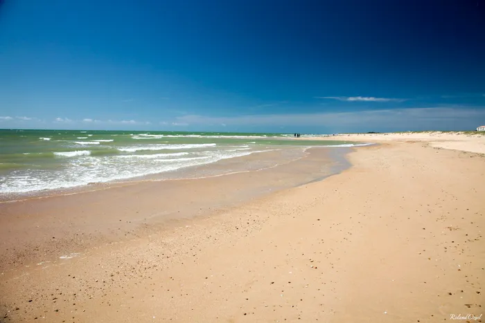Plage de sable fin sous un ciel bleu et ensoleillé à Saint Jean de Mont en Vendée