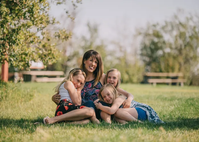 Une femme assise avec ses enfants au milieu d'une nature relaxante