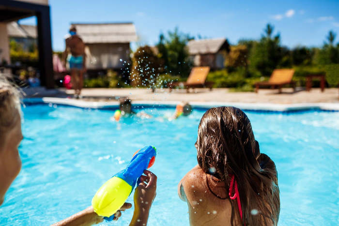 Parc aquatique avec des enfants s'amusant avec l'eau